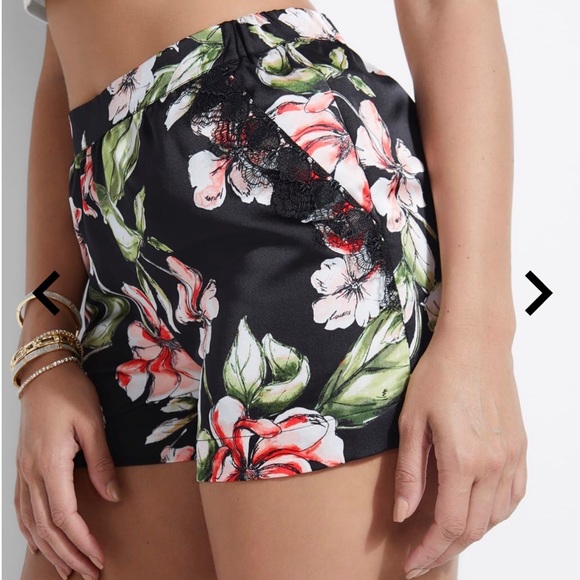 Beautiful new Guess short - Picture 2 of 3